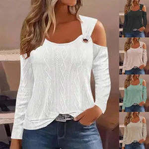 Detailweergave van de dames top met lange mouwen, kabelpatroon, koude schouder en golfhals
