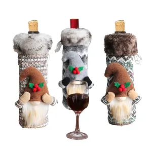 Set de 3 fundas de botellas de vino navideñas con gnomo y borde de piel sintética