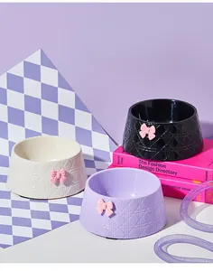 Gamelles matelassées élégantes en blanc, violet et noir avec de jolis détails de nœud rose.