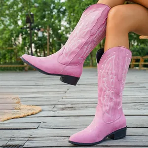 Detaillierte Ansicht stilvoller rosa bestickter Western-Ritterstiefel für Damen