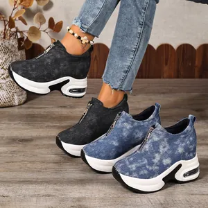Detailaufnahme von Denim-Plateau-Sneakern mit Frontreißverschluss und dicker Luftpolstersohle