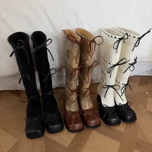 Stivali da cavaliere al ginocchio per donna con fiocchi eleganti e tacco grosso.