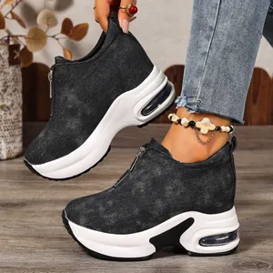 Modische Damen-Plateau-Sneaker aus Denim mit Reißverschluss und Luftpolstersohle.