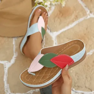 Vista detallada de sandalia de cuña para mujer con diseño de hojas de colores vivos