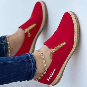 Vue latérale de mocassins rouges à plateforme pour femmes avec zip doré et semelle en jute
