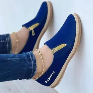 Vue détaillée de mocassins bleus pour femme avec fermeture éclair et semelle corde.