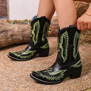 Vue détaillée de bottes de cow-boy noires vintage avec broderie d'aigle vert éclatant