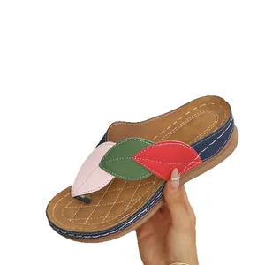 Sandalias de cuña con tiras para mujer con diseño de retazos de hojas de colores.