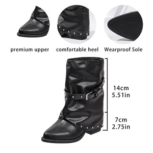 Detailansicht der schwarzen spitzen Stiefel mit silbernen Nieten und Schnallenverzierung