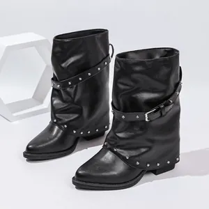 Nahaufnahme von schwarzen Slouchy Knight Boots mit spitzen Zehen und silbernen Nieten