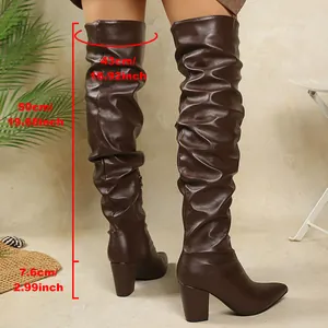 Detailansicht brauner Overknee-Stiefel mit Maßen für Schafthöhe und Blockabsatz