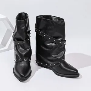 Nahaufnahme schwarzer Slouchy-Gaiter-Stiefel mit silbernen Metallnieten-Details
