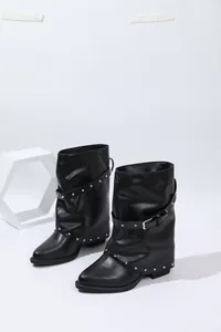Detailansicht der schwarzen spitzen Stiefeletten im Slouchy-Stil mit Nietenriemen