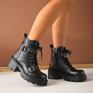 Zwarte enkellaarzen met plateauzool, zilveren gespen en stoere punkrock stud details