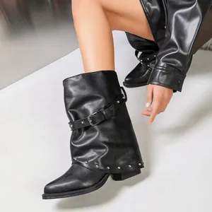 Modische schwarze spitze Slouchy-Stiefel mit Gürtelschnalle und Silbernieten