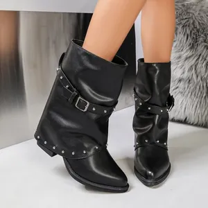 Stilvolle schwarze spitze Slouchy-Ritterstiefel mit Schnallen und Silbernieten