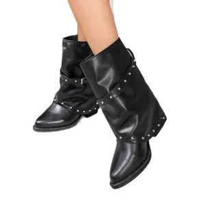 Stylische schwarze spitze Stiefel mit silbernen Nieten im Slouchy-Look für den Herbst