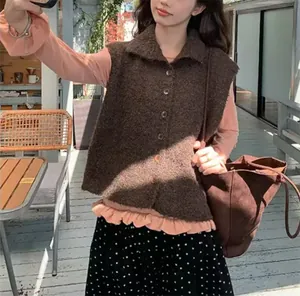 Gros plan sur le gilet marron texturé sans manches pour femmes avec boutons chic