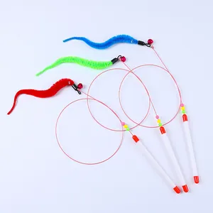 Tres varitas para gatos con gusanos de peluche, cascabeles y cables flexibles