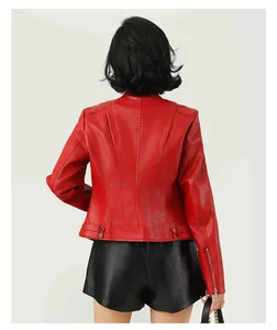 Vue arrière d'une veste en similicuir rouge pour femme avec col montant et détails.
