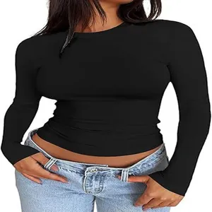 Gedetailleerde weergave van een zwart dames-shirt met lange mouwen en strakke fit