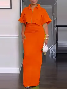 Conjunto de dos piezas naranja vibrante con camisa corta y falda larga entallada