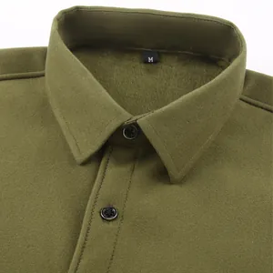 Detailopname van olijfgroen warm herenoverhemd met fleecevoering en maatlabel M