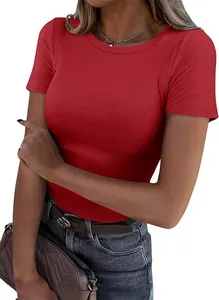 Détail du t-shirt femme rouge côtelé à manches courtes avec une coupe slim élastique et col rond