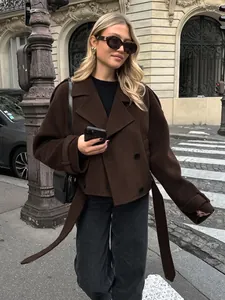 Elegante Franse stijl bruine wollen jas met dubbele rij knopen voor dames op straat