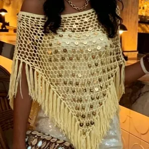 Elegante scialle triangolare all'uncinetto fatto a mano con paillettes e nappe per la spiaggia