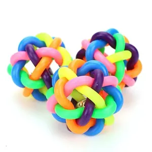 Detailansicht farbenfroher Hundespielbälle aus Gummi mit Glocke für Haustierspiele.