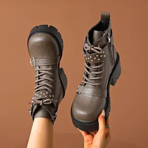 Detail van bruine combat boots met studs, dikke zolen en metalen gespdetails