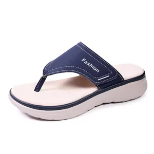 Vue détaillée des tongs compensées bleu marine pour femmes avec imprimé Fashion