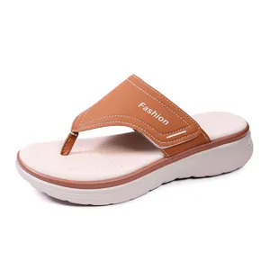 Vue latérale des tongs à plateforme marron et beige pour femmes avec imprimé Fashion