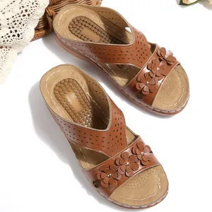 Detailansicht der braunen Vintage-Keilsandalen mit Blumenakzenten und Peep-Toe-Design