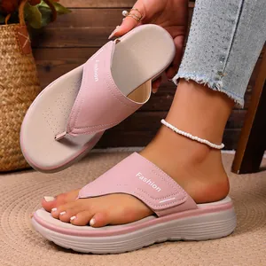 Vue détaillée de tongs à plateforme roses avec logo Fashion sur bride en cuir souple
