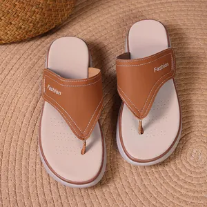 Gros plan de sandales tongs marron pour femmes avec semelles épaisses et Fashion