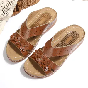 Detailansicht brauner Vintage-Keilsandalen mit Blumendekor und Massage-Fußbett