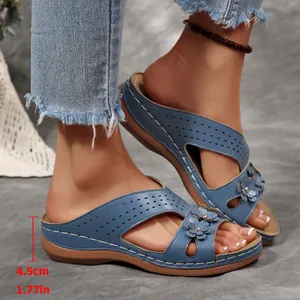 Detailansicht der blauen Keilsandalen mit Blumen und der komfortablen Absatzhöhe von 4,5 cm