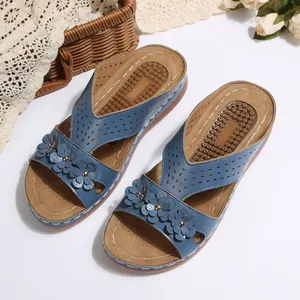 Detailansicht der Vintage Keilsandalen mit Blumenverzierung und Massagefußbett