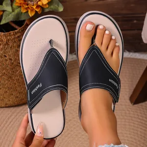 Gros plan de tongs à plateforme noires élégantes pour femmes avec logo Fashion brodé.