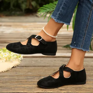 Dettaglio delle scarpe Mary Jane nere leopardate con cinturini incrociati ai piedi