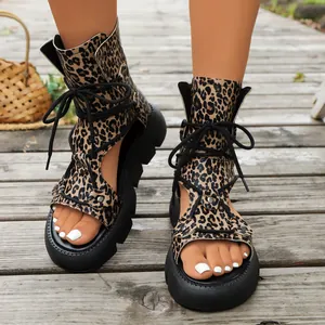 Leopard-Print-Römersandalen mit Schnürung, schwarzer Plateausohle und Peep-Toe-Design
