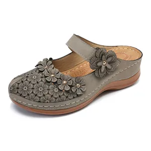 Vintage graue Keilsandaletten mit lasertgeschnittenen Blumenmustern und Blumen