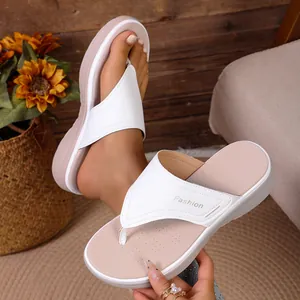 Détail de sandales à plateforme blanches avec logo Fashion pour femmes élégantes