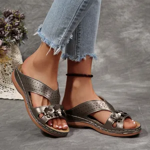 Seitenansicht von Vintage-Pantoletten mit Keilabsatz, 3D-Blumen und Lochmuster