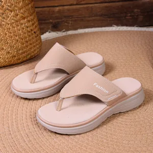 Vue détaillée de sandales compensées beiges avec logo Fashion imprimé sur la bride