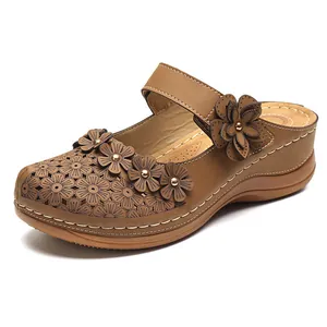 Seitenansicht brauner Vintage-Keilsandaletten für Damen mit Blumenapplikationen und Lasermuster