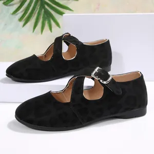 Vista dettagliata delle scarpe Mary Jane nere con motivo leopardato e cinturini.
