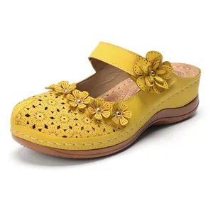 Detailansicht der gelben Vintage-Keilsandalette mit dekorativen Blumenmustern